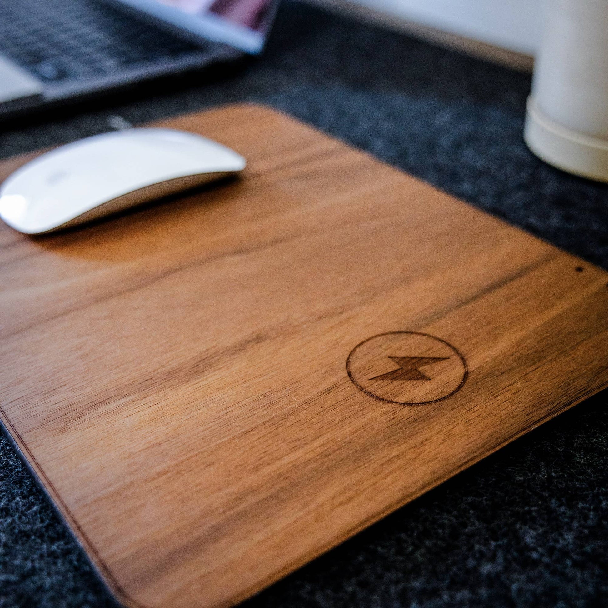 WUDN large real wood wireless charging mouse pad with built-in 15W Qi fast charger, shown with a mouse on a white background.