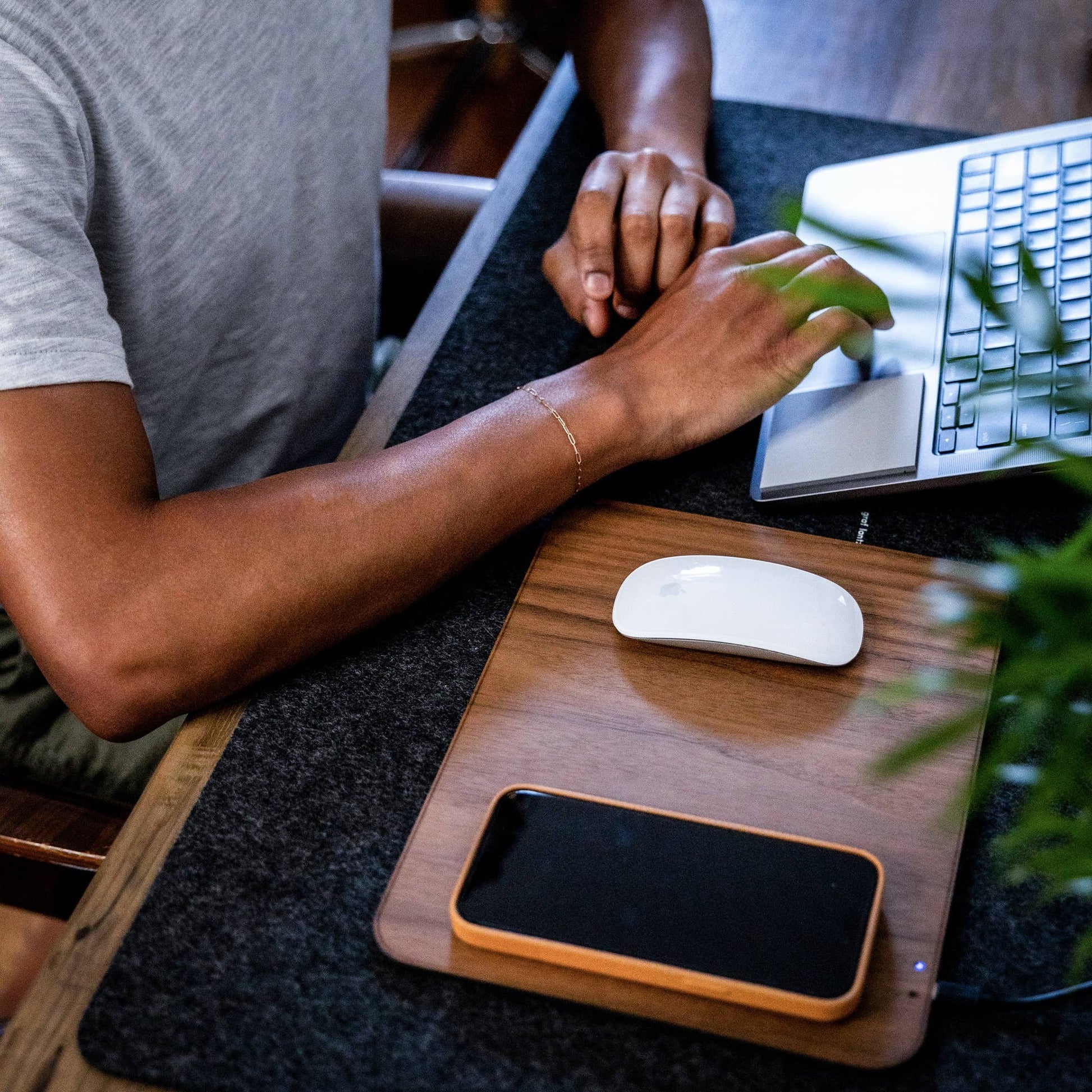 WUDN large real wood wireless charging mouse pad with built-in 15W Qi fast charger, shown with a mouse and iPhone next to a guy using a laptop.