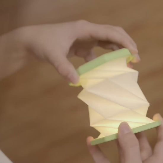 Video demonstration of A portable folding lamp  