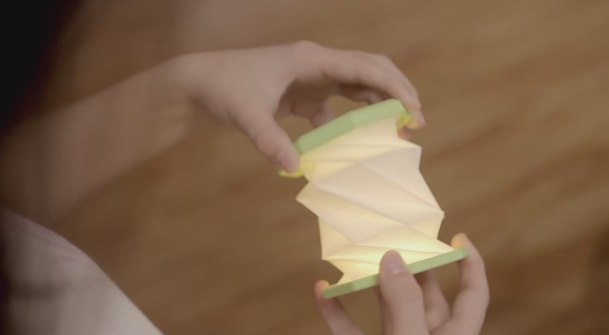 Video demonstration of A portable folding lamp  